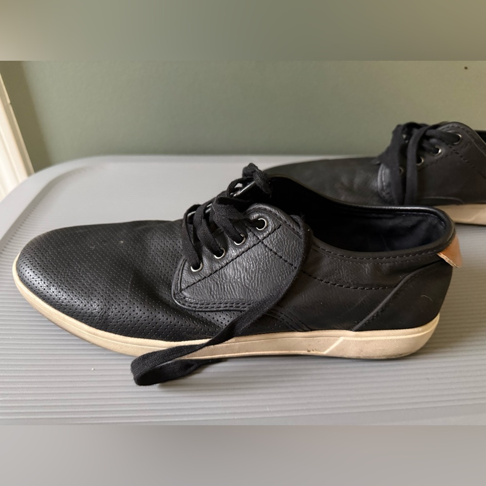 Steve Madden Men’s flyerz causal shoe. Size 10.5. Black leather.